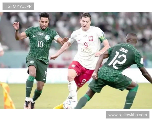 莱万多夫斯基与同期前锋关键战决定性表现对比