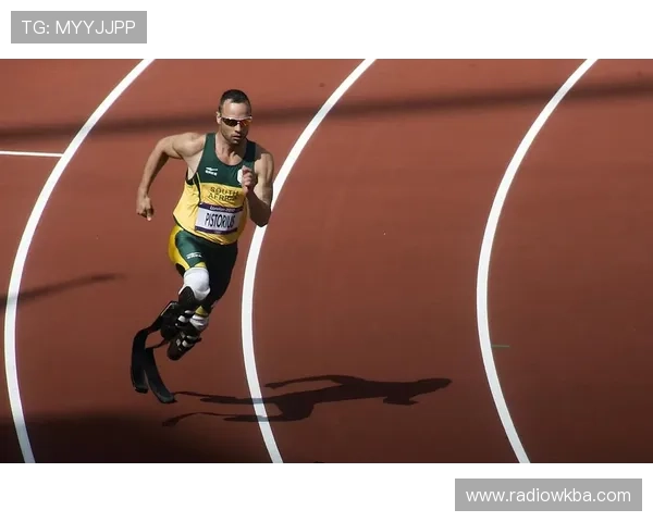 奥斯卡·皮斯托瑞斯家里装了三套假肢，一套跑步用，一套洗澡用，还有一套……放床头当装饰？