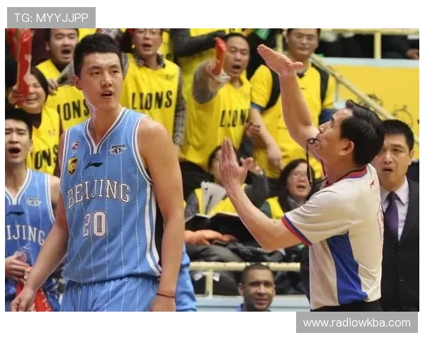 什么是防守位置规则？初学篮球的你必须了解的基本判罚标准